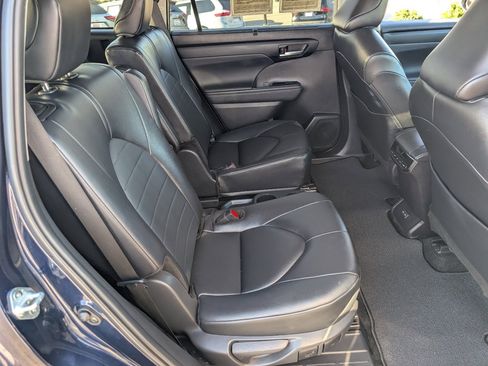 Used 2024 Toyota Highlander XLE image 5
