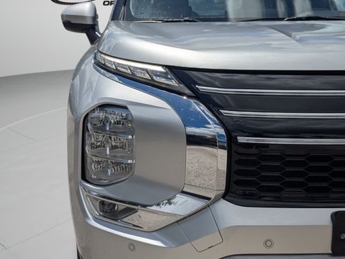 Used 2025 Mitsubishi Outlander SE FWD image 32
