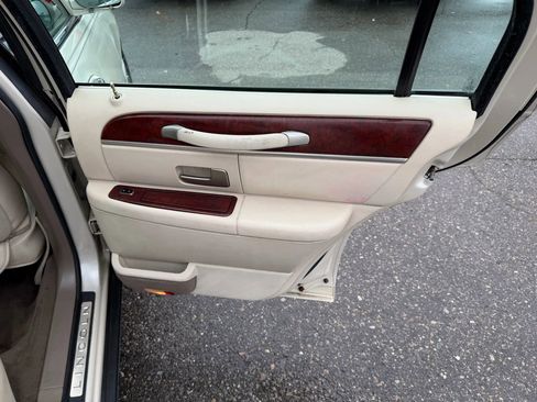 Used 2003 Lincoln Town Car Cartier image 21
