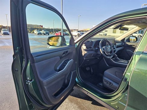 Used 2023 Toyota Highlander LE image 18