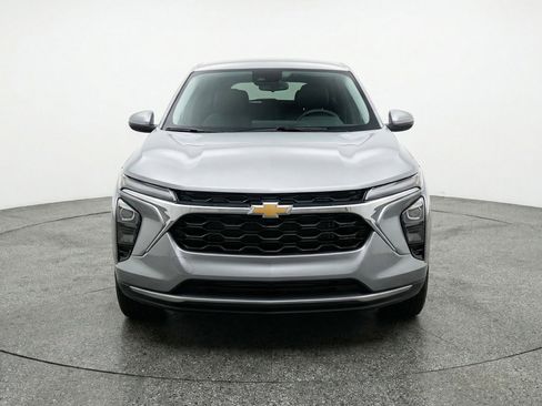 Used 2025 Chevrolet Trax LT w/ LT Convenience Package image 2