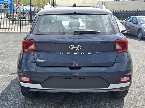Certified 2022 Hyundai Venue Limited w/ Cargo Package FWD image 5