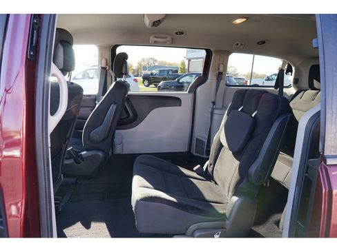 Used 2019 Dodge Grand Caravan SE w/ UConnect Hands-Free Group image 18