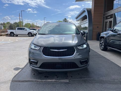 Used 2023 Chrysler Pacifica Limited FWD image 2