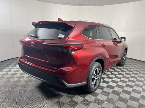 Used 2023 Toyota Highlander XLE FWD image 4
