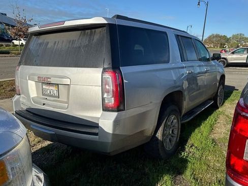 Used 2019 GMC Yukon XL SLT image 3