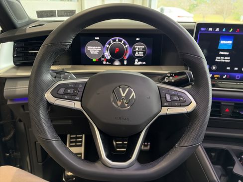 Used 2025 Volkswagen Tiguan SE R-Line image 38