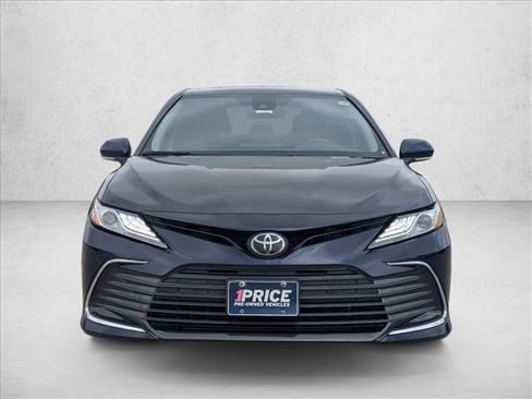 Used 2022 Toyota Camry XLE FWD image 2