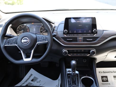 Used 2024 Nissan Altima 2.5 SV FWD image 29
