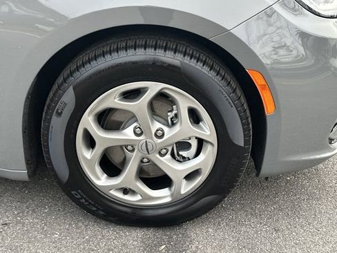 Certified 2024 Chrysler Pacifica Limited image 16
