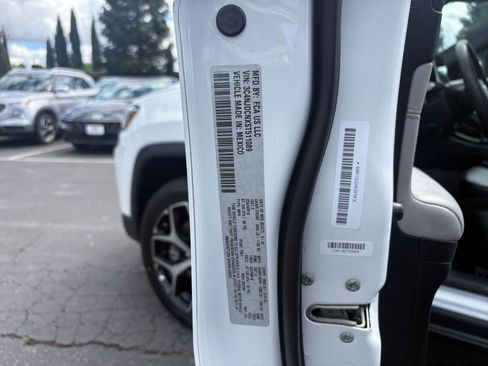 Used 2025 Jeep Compass Limited image 30