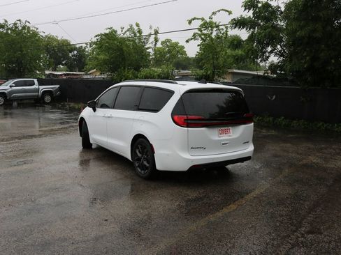 Used 2025 Chrysler Pacifica Limited image 3