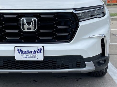 New 2025 Honda Pilot Touring image 9