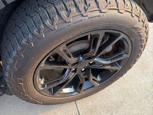 Used 2019 Jeep Cherokee Limited w/ Luxury Group AWD/4WD image 14