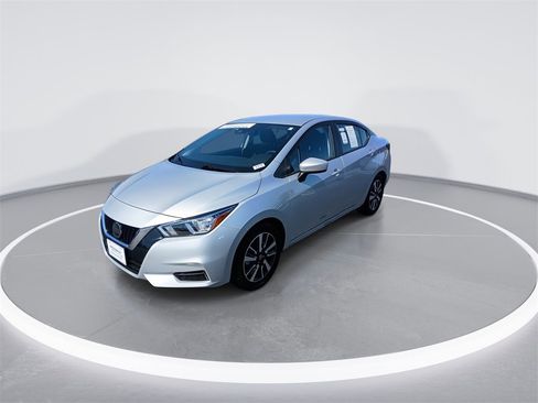 Used 2022 Nissan Versa SV image 4