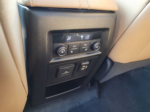 Used 2023 Chevrolet Traverse Premier image 19