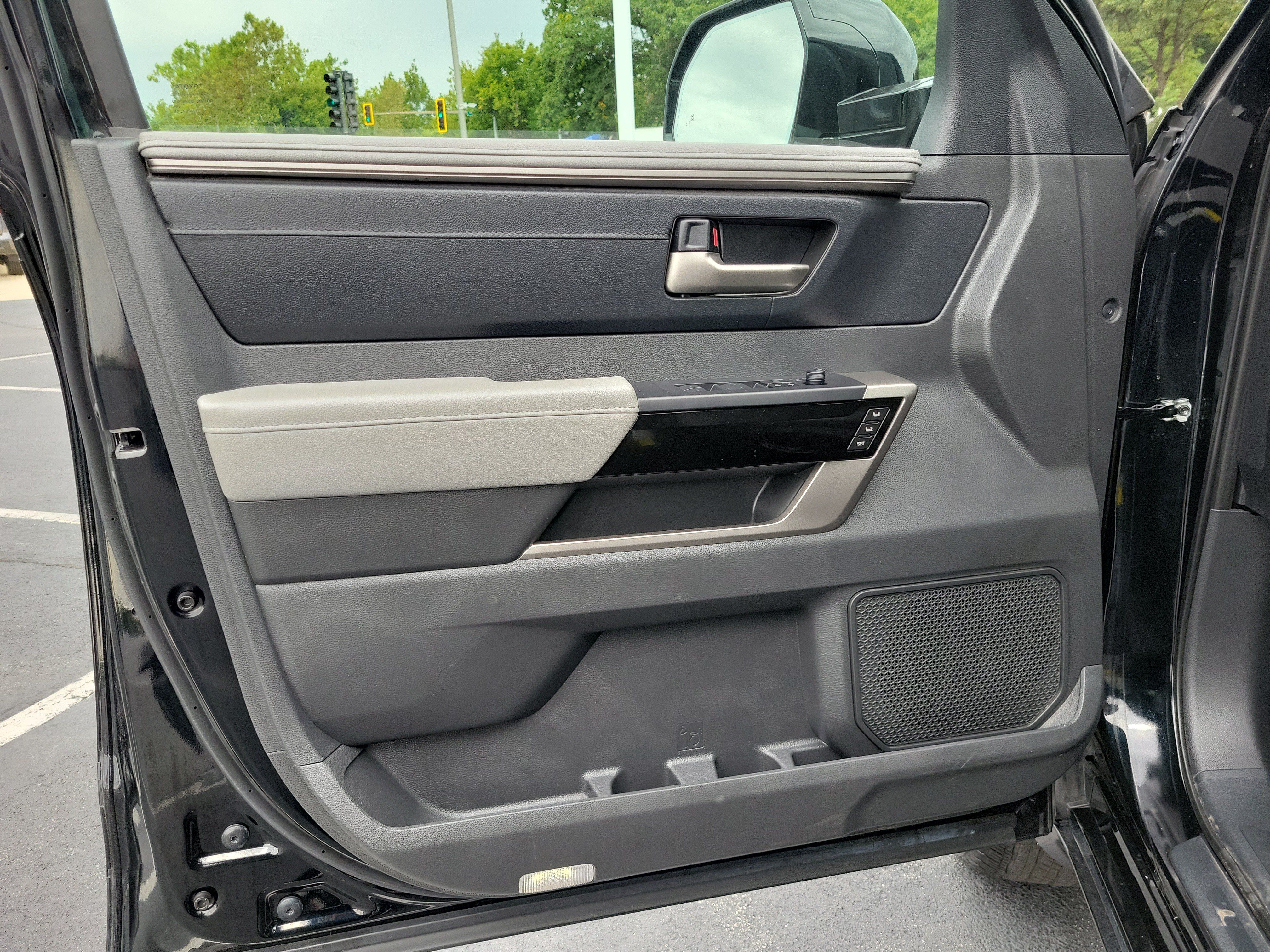 Used 2025 Toyota Tundra Limited AWD/4WD image 17