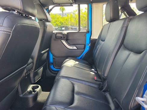 Used 2015 Jeep Wrangler Unlimited Rubicon w/ Connectivity Group AWD/4WD image 17