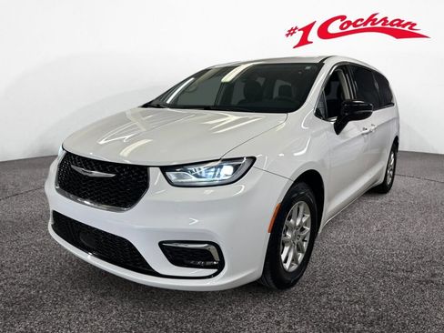 Used 2024 Chrysler Pacifica Touring-L FWD image 32