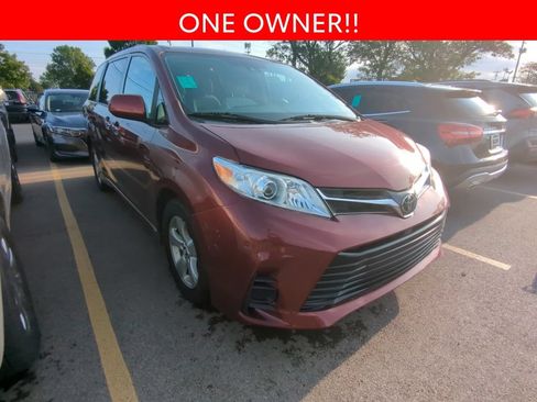 Used 2020 Toyota Sienna LE w/ LE Preferred Package FWD image 3