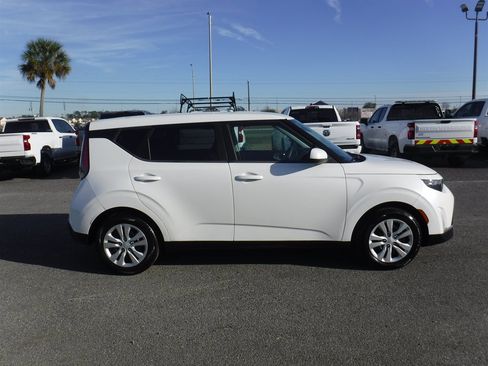 Used 2023 Kia Soul LX image 3