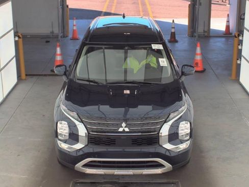 Used 2023 Mitsubishi Outlander SE image 2