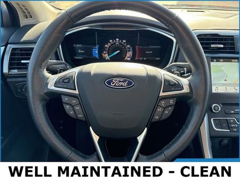 Used 2017 Ford Fusion SE w/ Fusion SE Technology Package image 5