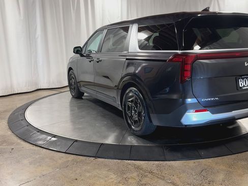 Used 2025 Kia Carnival image 7