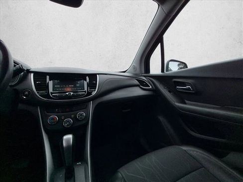 Used 2017 Chevrolet Trax LT w/ LT Convenience Package FWD image 3