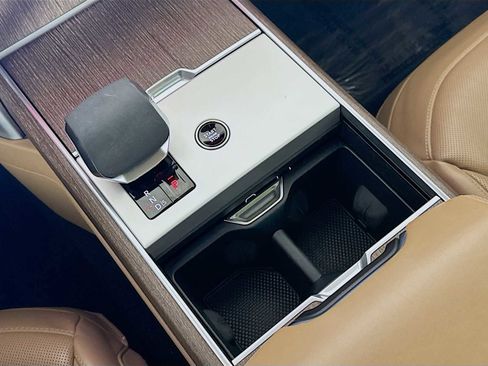 Used 2024 Land Rover Range Rover Long Wheelbase SE image 18