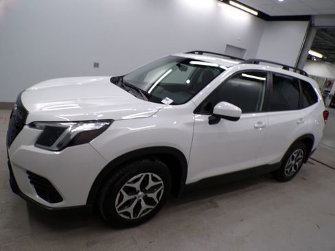 Used 2023 Subaru Forester Premium image 2