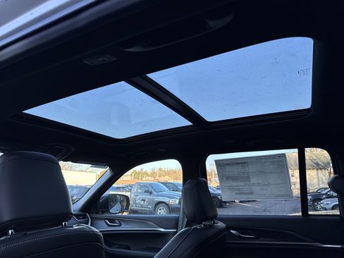 New 2025 Jeep Grand Cherokee Limited w/ MOPAR Finishing Package AWD/4WD image 22