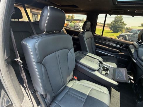 Used 2022 Jeep Grand Wagoneer Series II AWD/4WD image 44