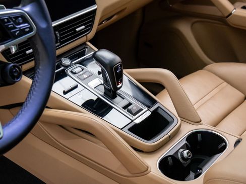 Certified 2023 Porsche Cayenne Platinum Edition image 12