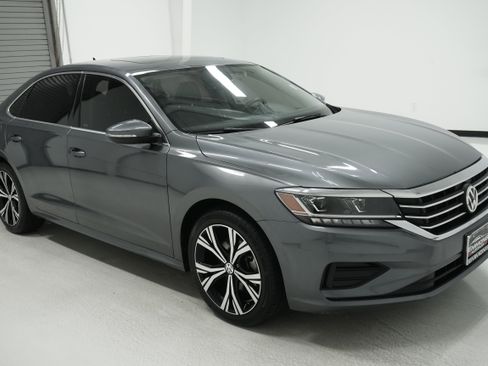 Used 2022 Volkswagen Passat 2.0T SE image 3