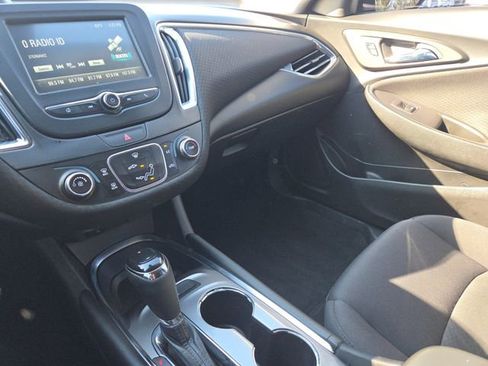 Used 2017 Chevrolet Malibu LT image 39