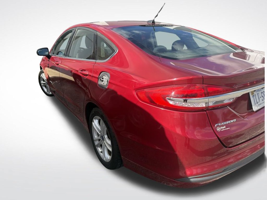Used 2018 Ford Fusion SE FWD image 2