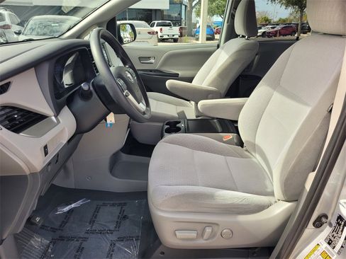 Used 2020 Toyota Sienna LE image 3