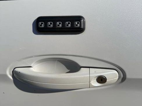 Used 2017 Ford C-MAX Energi SE w/ Equipment Group 401A image 8