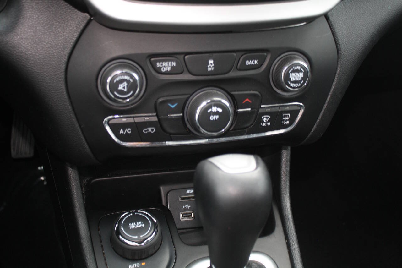Used 2018 Jeep Cherokee Latitude Plus AWD/4WD image 13