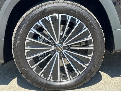 New 2026 Volkswagen Taos SE FWD image 25