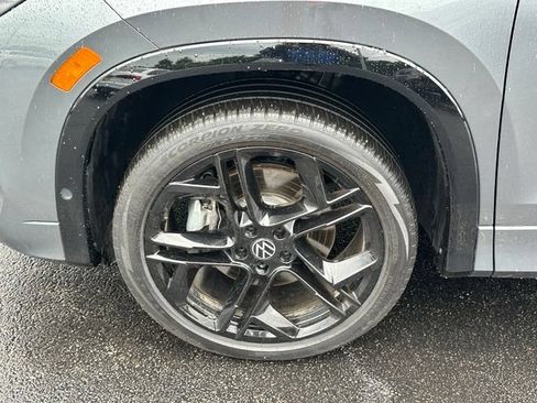 Certified 2025 Volkswagen Tiguan SE R-Line AWD/4WD image 10