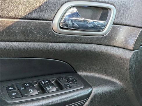 Used 2018 Jeep Grand Cherokee Laredo image 5