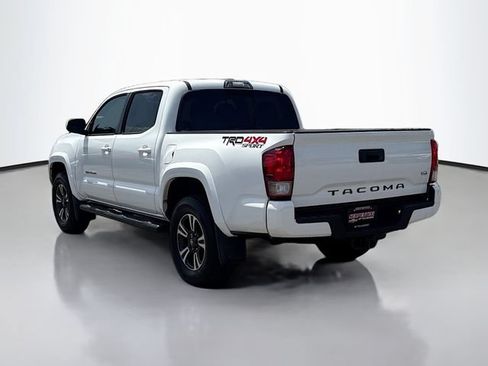 Used 2017 Toyota Tacoma TRD Sport AWD/4WD image 8