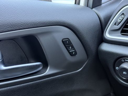 Used 2025 Chrysler Pacifica Select FWD image 20