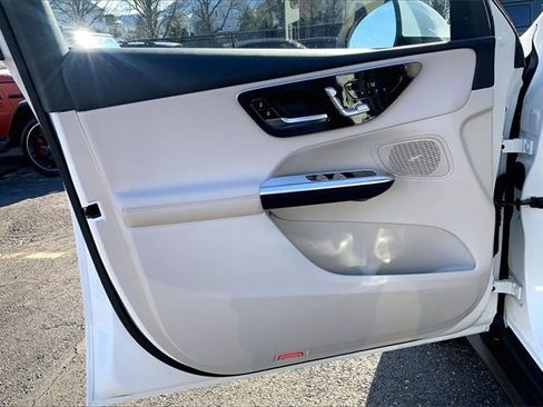 Used 2025 Mercedes-Benz GLC 350e 4MATIC image 18