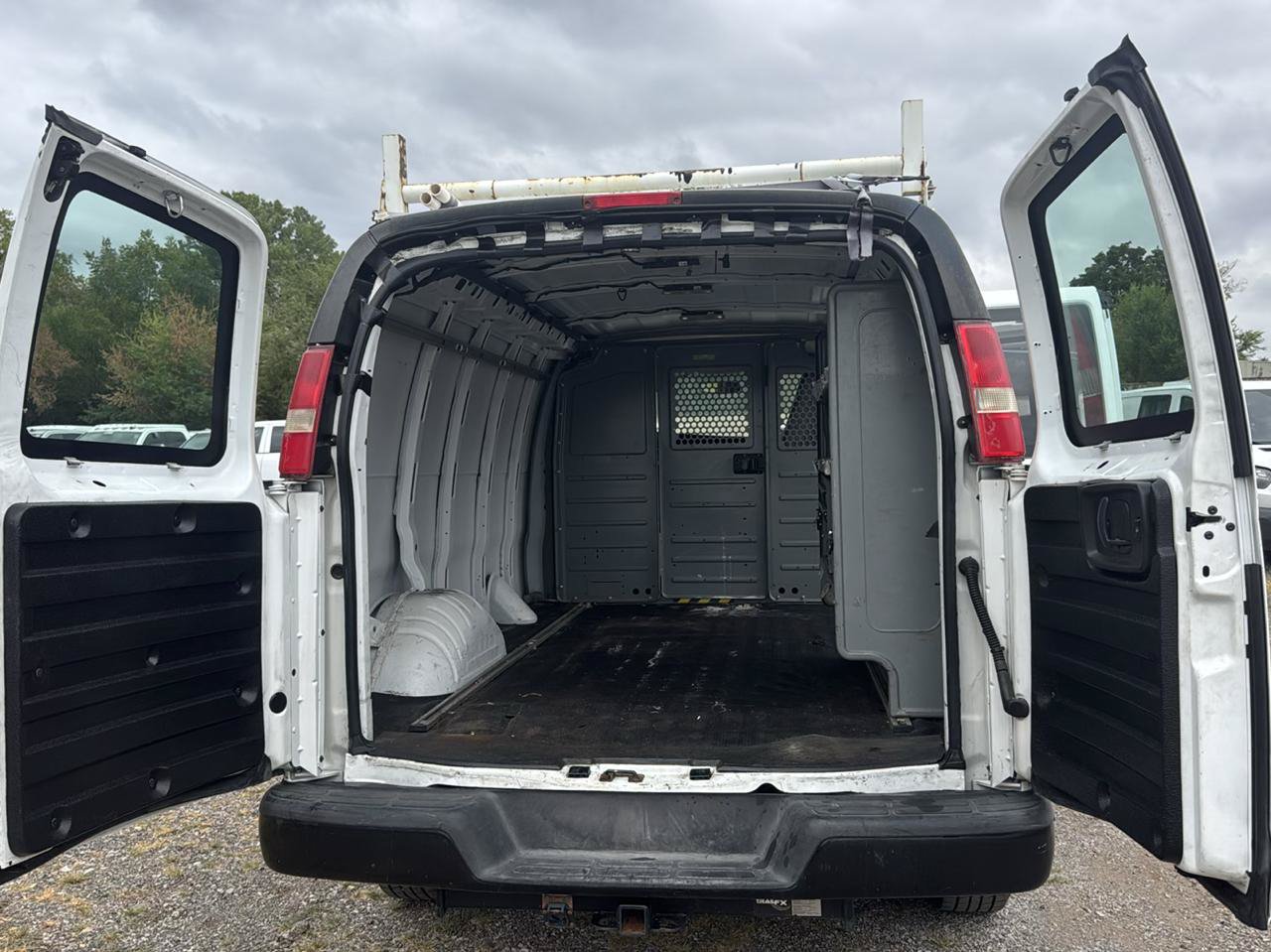 Used 2017 Chevrolet Express 2500 RWD image 21