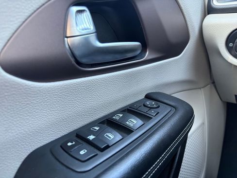 Used 2023 Chrysler Voyager LX image 12