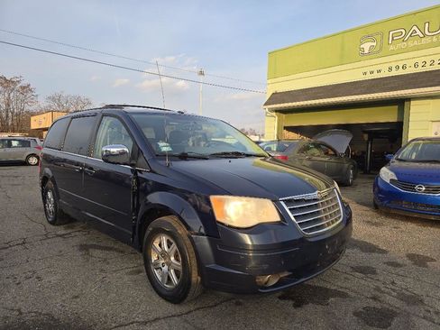Used 2008 Chrysler Town & Country Touring image 2