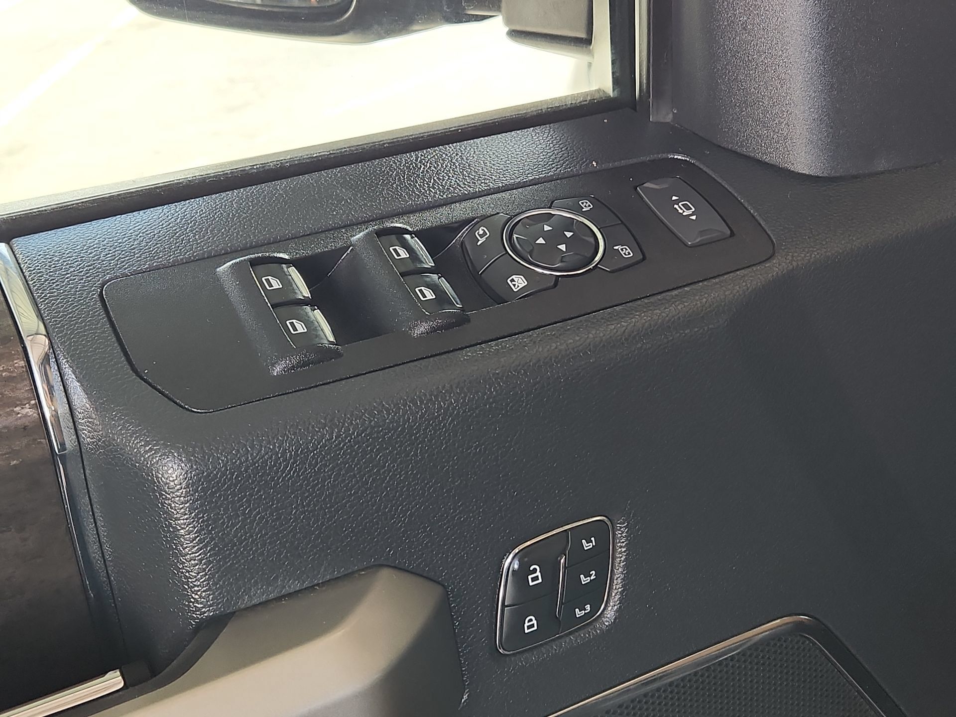 Used 2022 Ford F350 Lariat w/ Tremor Off-Road Package AWD/4WD image 15